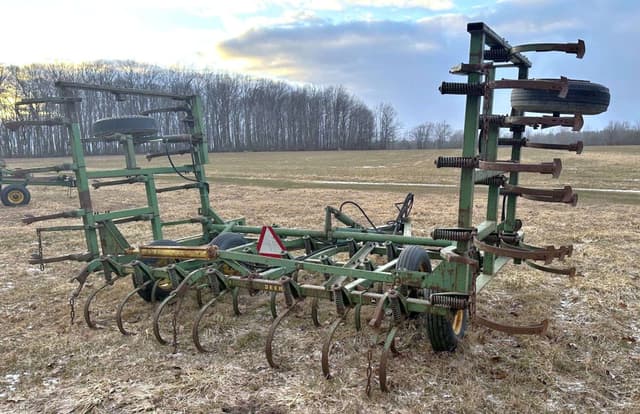 Image of John Deere 1000 equipment image 2