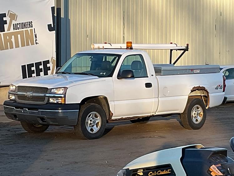 2004 Chevrolet Silverado Equipment Image0