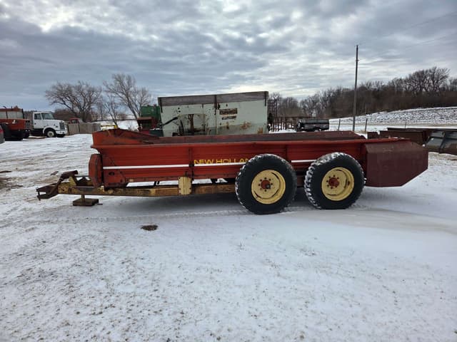 Image of New Holland 676 equipment image 3