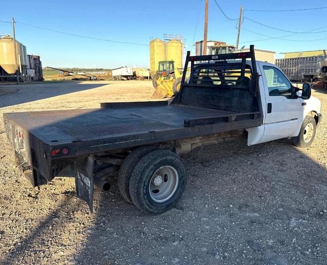 Image of Ford F-350 equipment image 3