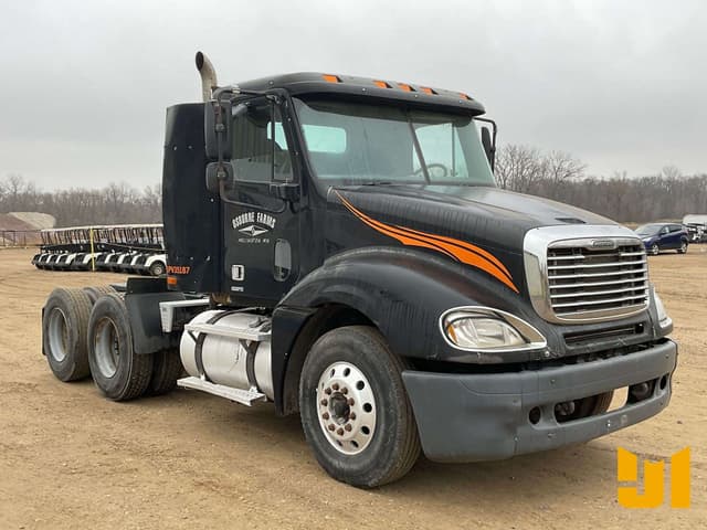 Image of Freightliner Columbia equipment image 2