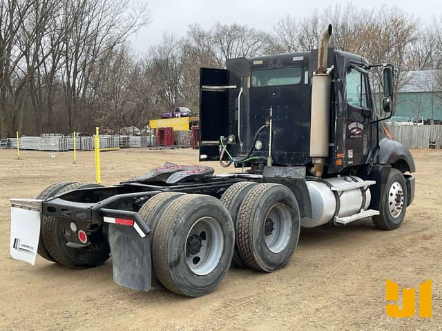 Image of Freightliner Columbia equipment image 4