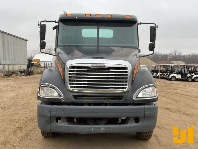 Image of Freightliner Columbia equipment image 1