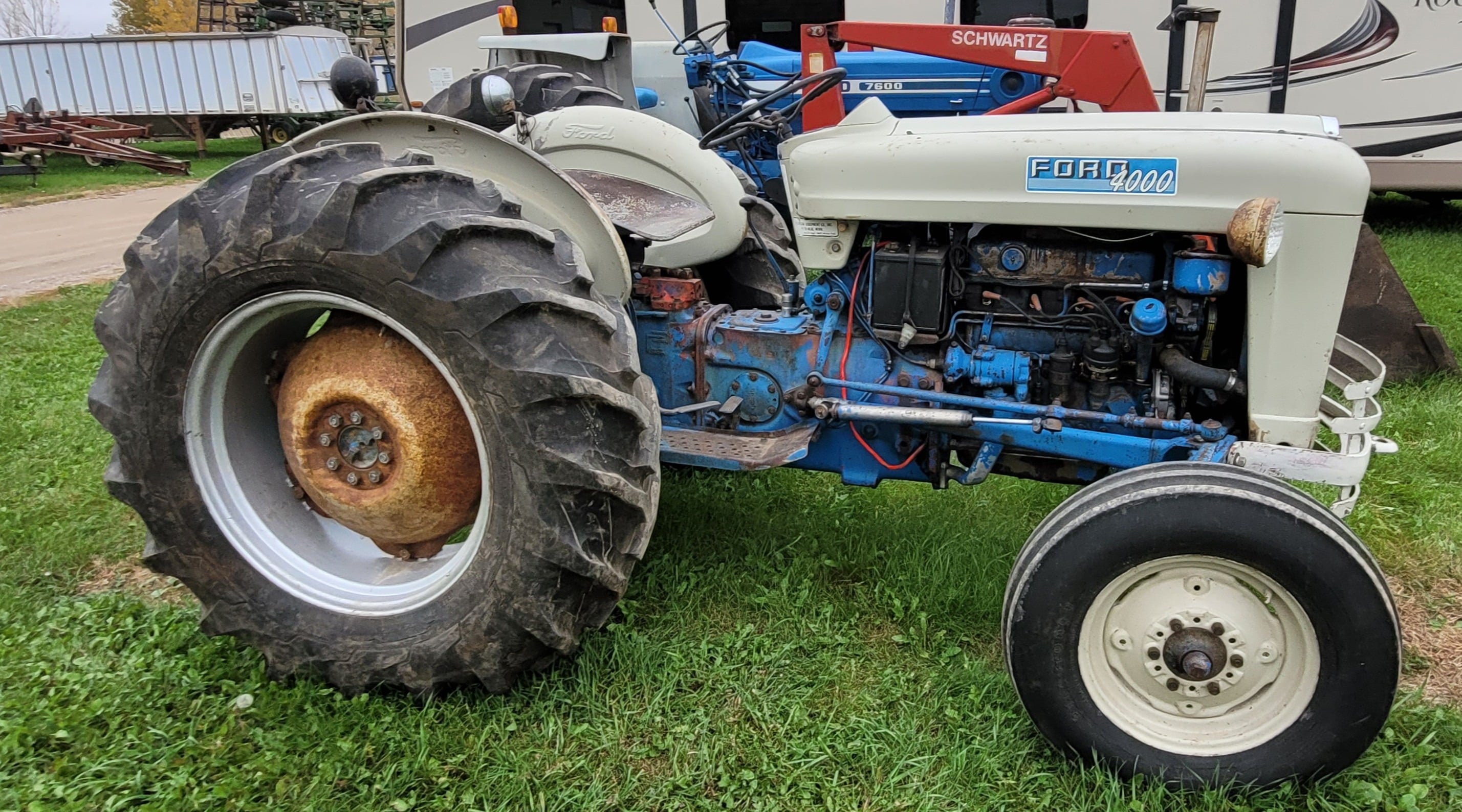 Ford 4000 Equipment Image0