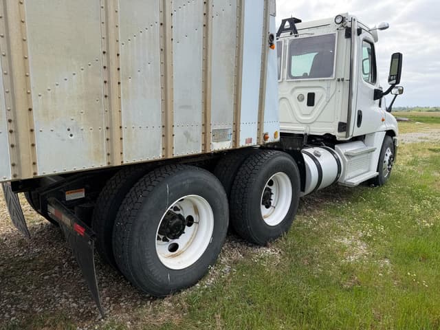 Image of Freightliner Cascadia equipment image 2