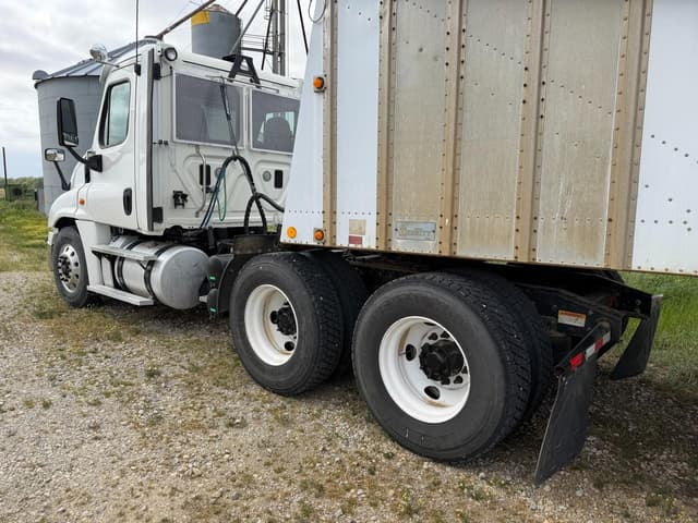 Image of Freightliner Cascadia equipment image 3