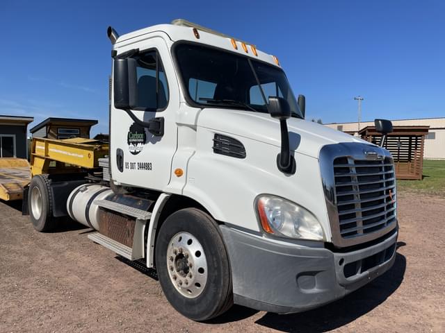 Image of Freightliner Cascadia equipment image 2