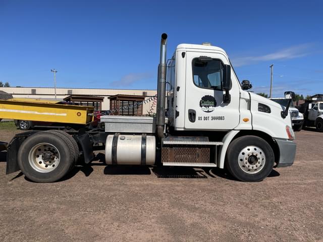 Image of Freightliner Cascadia equipment image 3