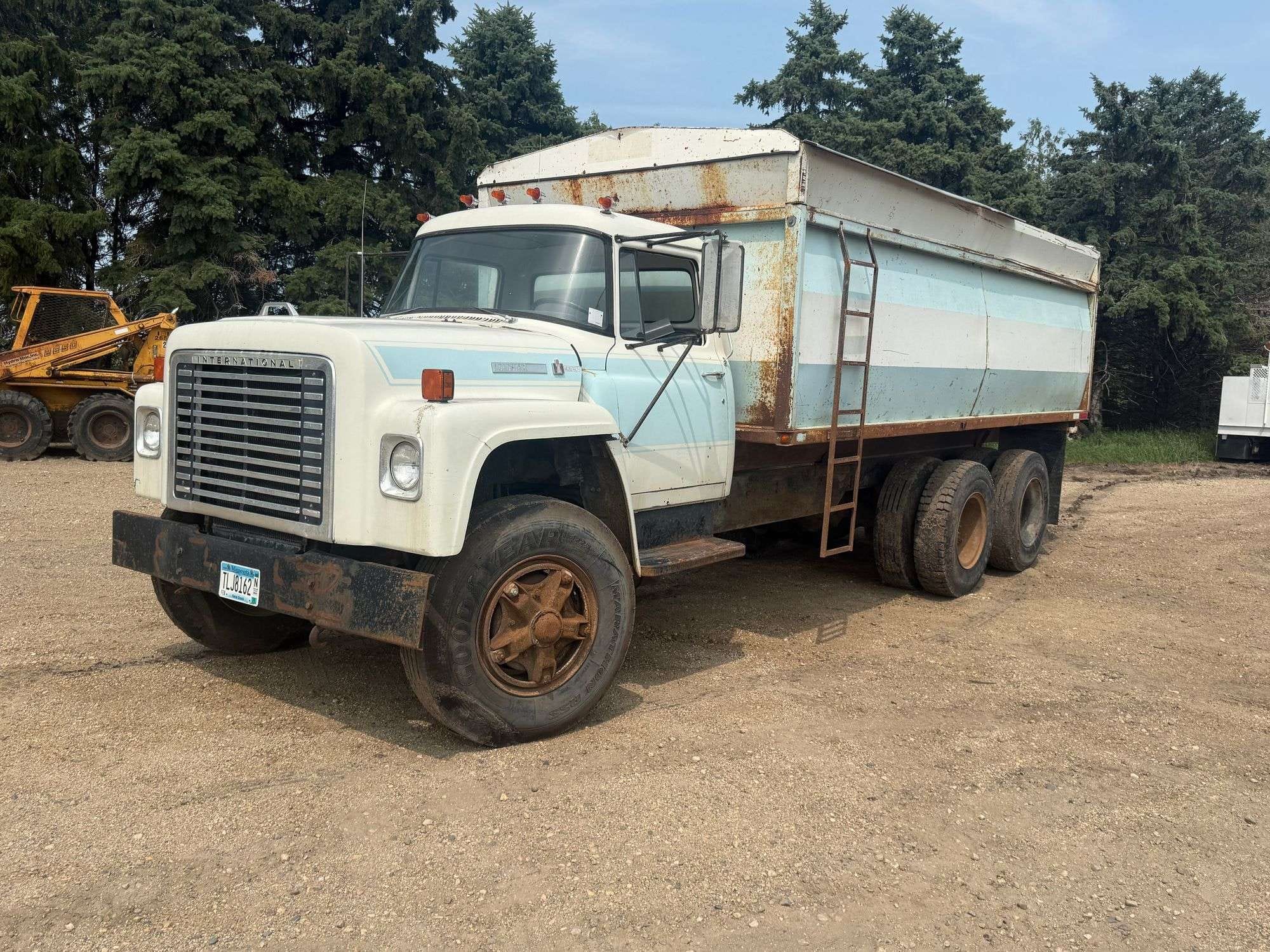 1974 International Loadstar Equipment Image0