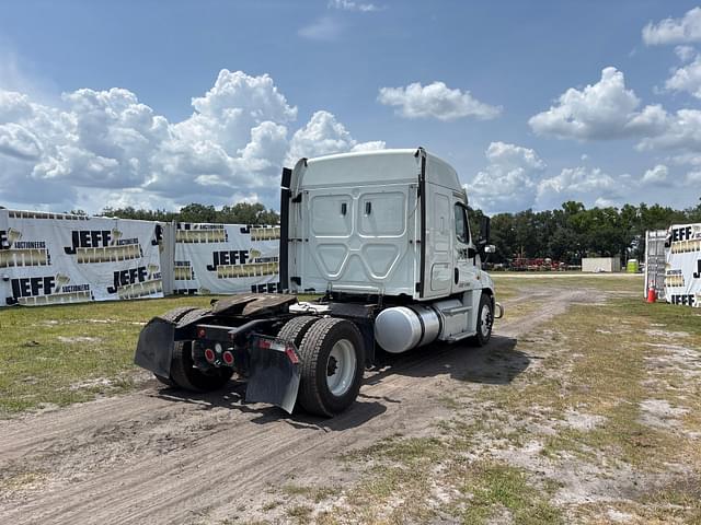 Image of Freightliner Cascadia equipment image 4