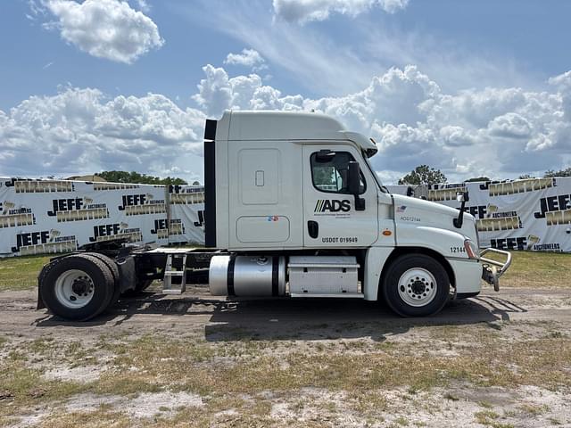 Image of Freightliner Cascadia equipment image 3