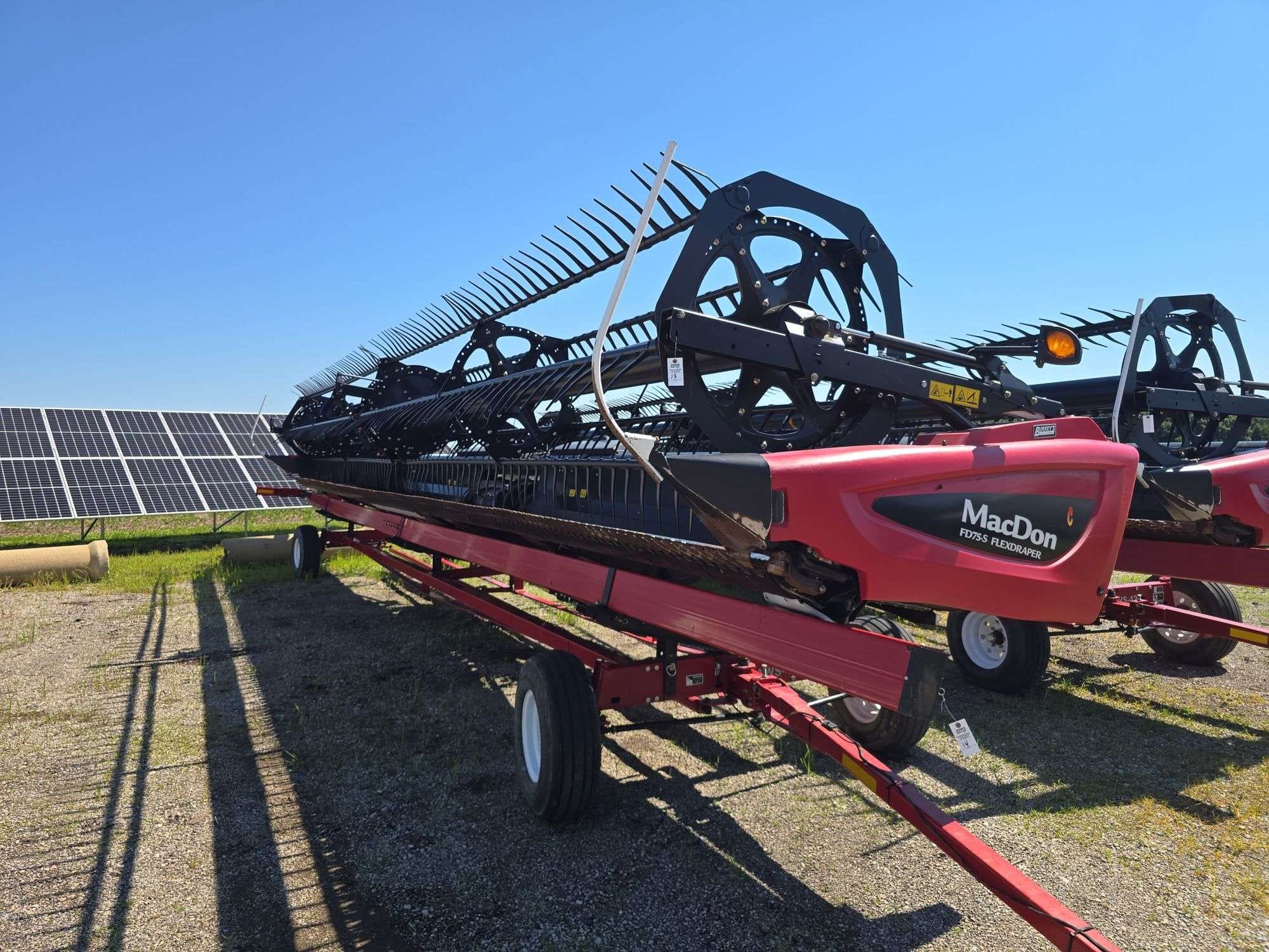 2016 MacDon FD75 Equipment Image0