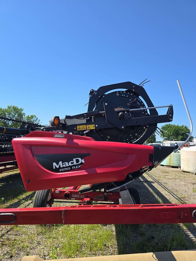 Image of MacDon FD75 equipment image 2