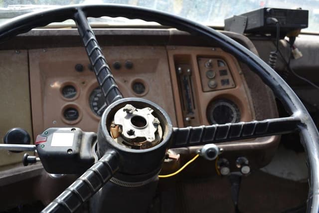 Image of Ford F-700 equipment image 4