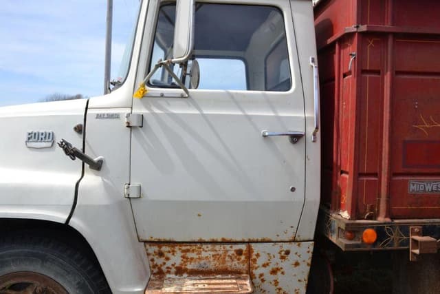 Image of Ford F-700 equipment image 1