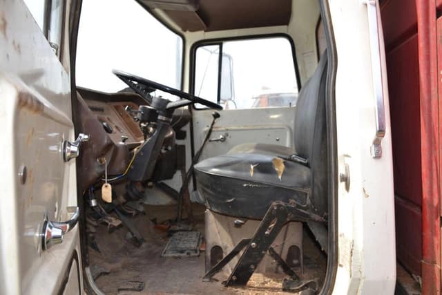 Image of Ford F-700 equipment image 3