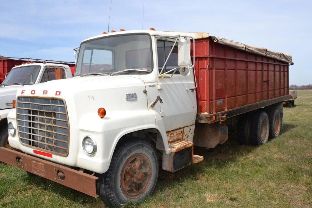Image of Ford F-700 Primary image