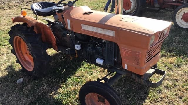 Image of Kubota L2201 equipment image 2