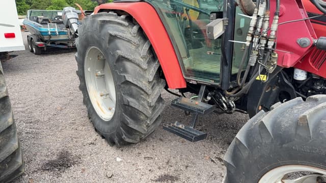 Image of Case IH Farmall 105U equipment image 4