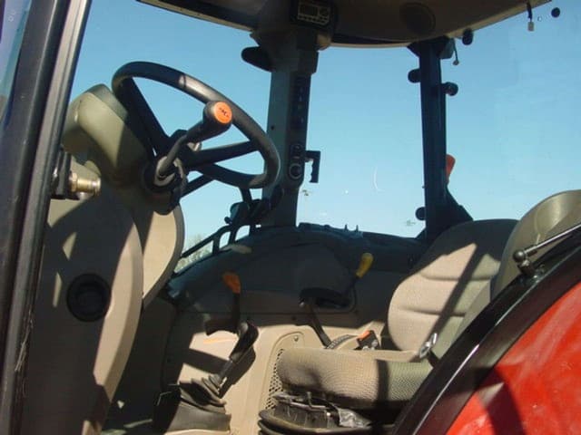 Image of Case IH Farmall 110A equipment image 4