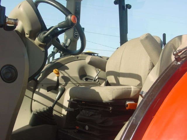 Image of Case IH Farmall 110A equipment image 3