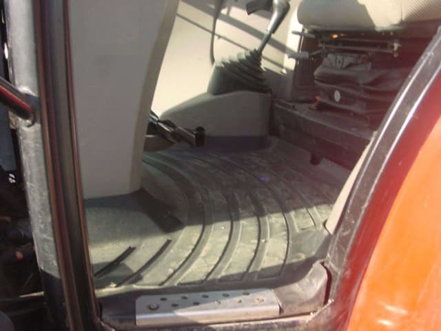 Image of Case IH Farmall 110A equipment image 4