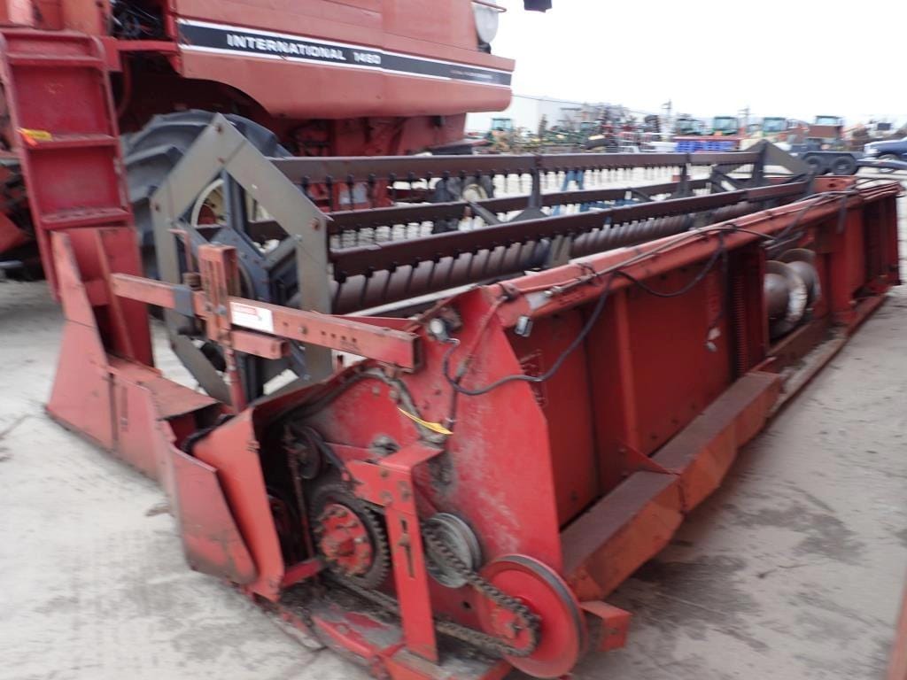 Case IH 820 Equipment Image0