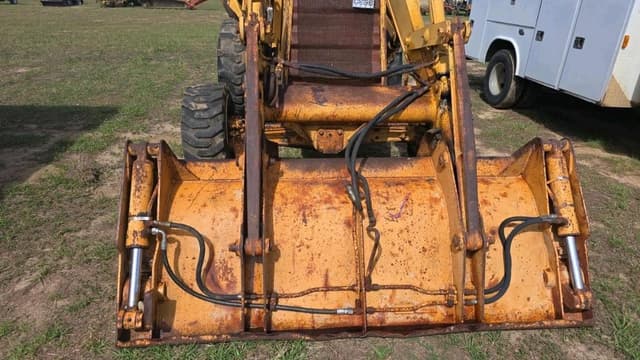 Image of Case 580E equipment image 2