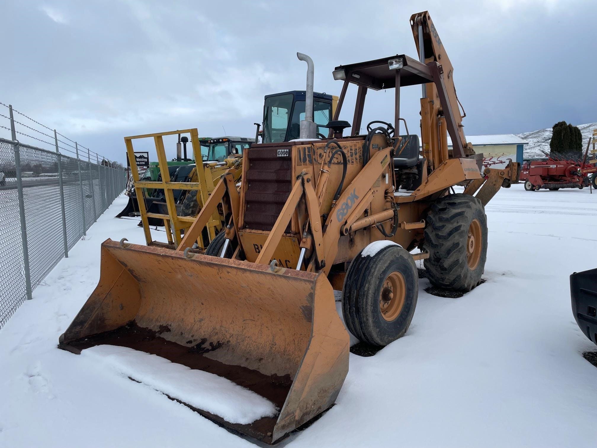 Case 680K Equipment Image0