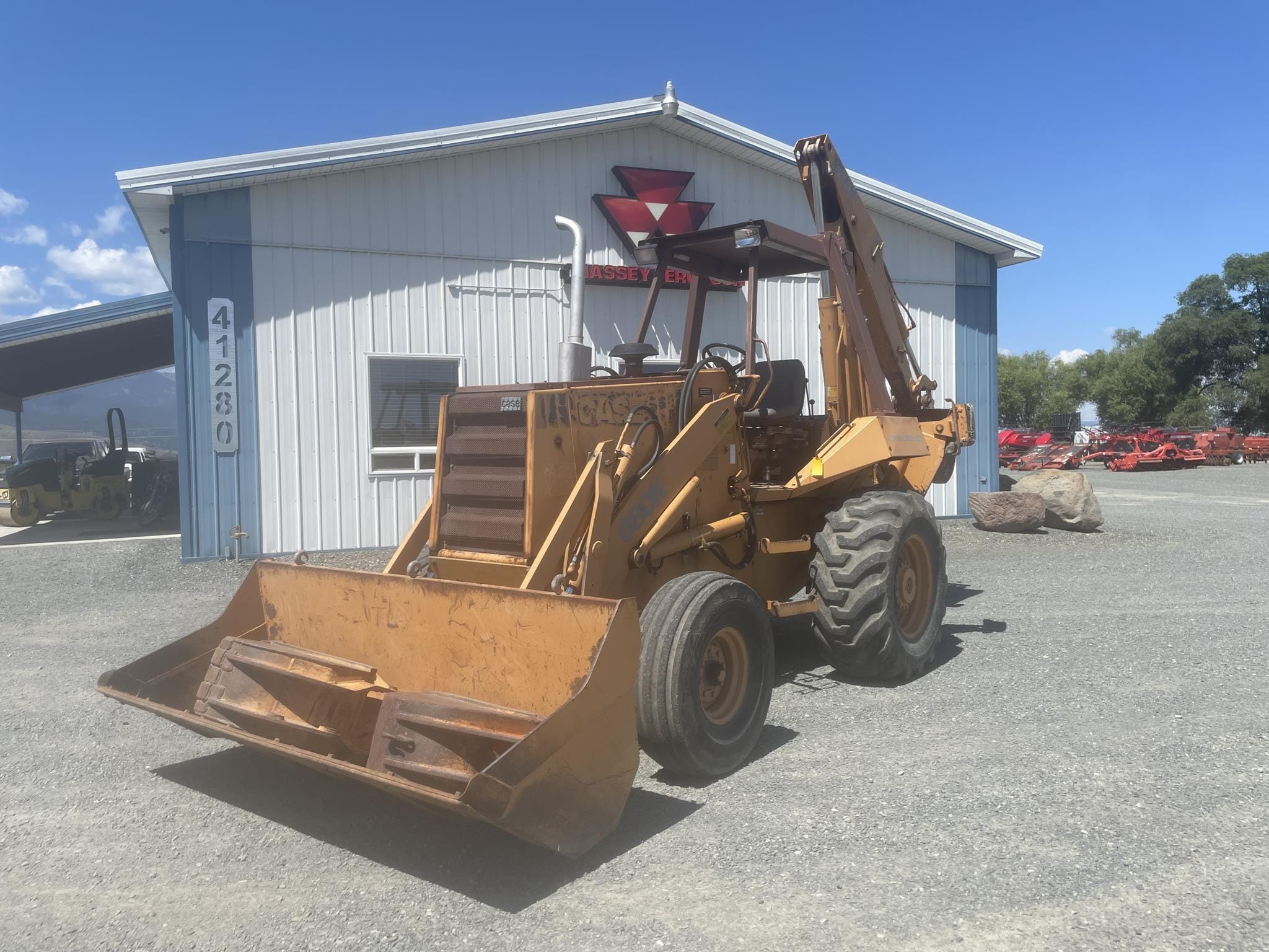 Case 680K Equipment Image0