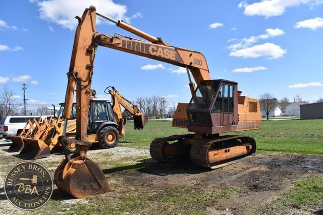 Image of Case 880 equipment image 1