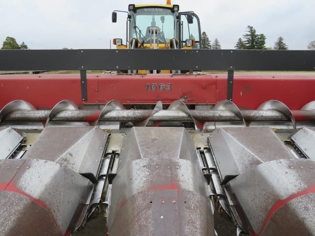 Image of Case IH 1063 equipment image 3