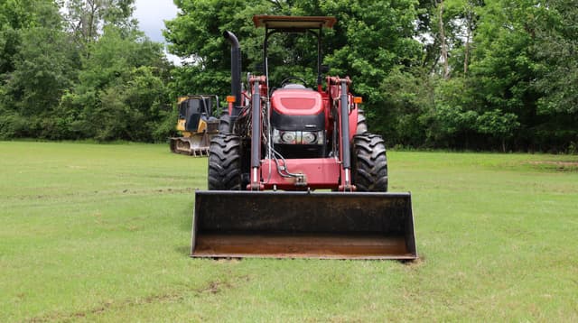 Image of Case IH Farmall 110C equipment image 3