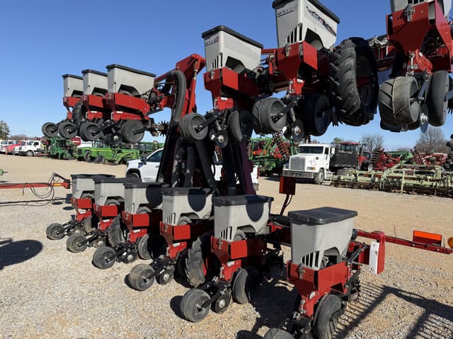 Image of Case IH 1235 equipment image 3