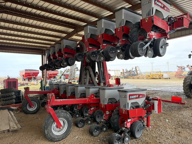 Image of Case IH 1235 equipment image 2