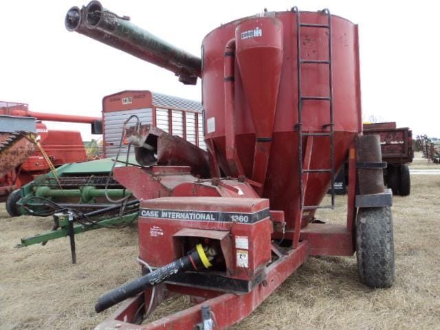 Case IH 1360 Equipment Image0