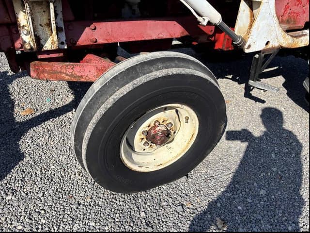 Image of International Harvester 656 equipment image 2