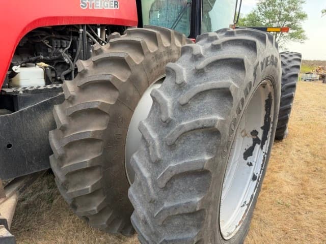 Image of Case IH Steiger 335 equipment image 4