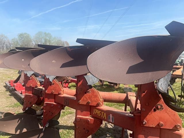 Image of International Harvester 155 equipment image 1