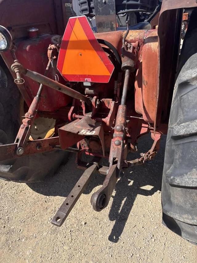 Image of International Harvester 584 equipment image 3