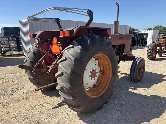 Image of International Harvester 584 equipment image 4