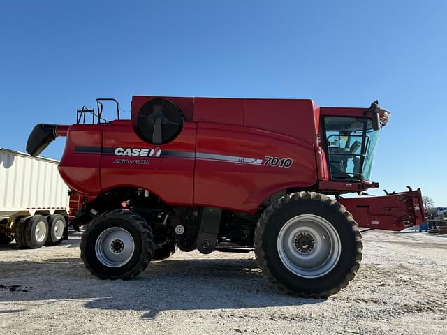 Image of Case IH 7010 equipment image 3