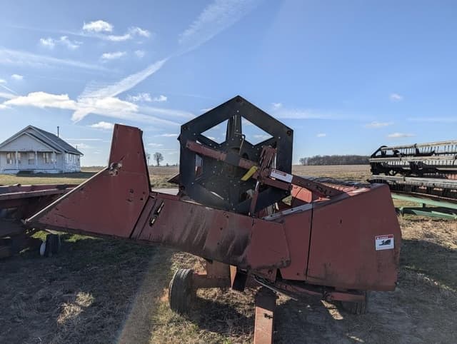 Image of Case IH 820 equipment image 1