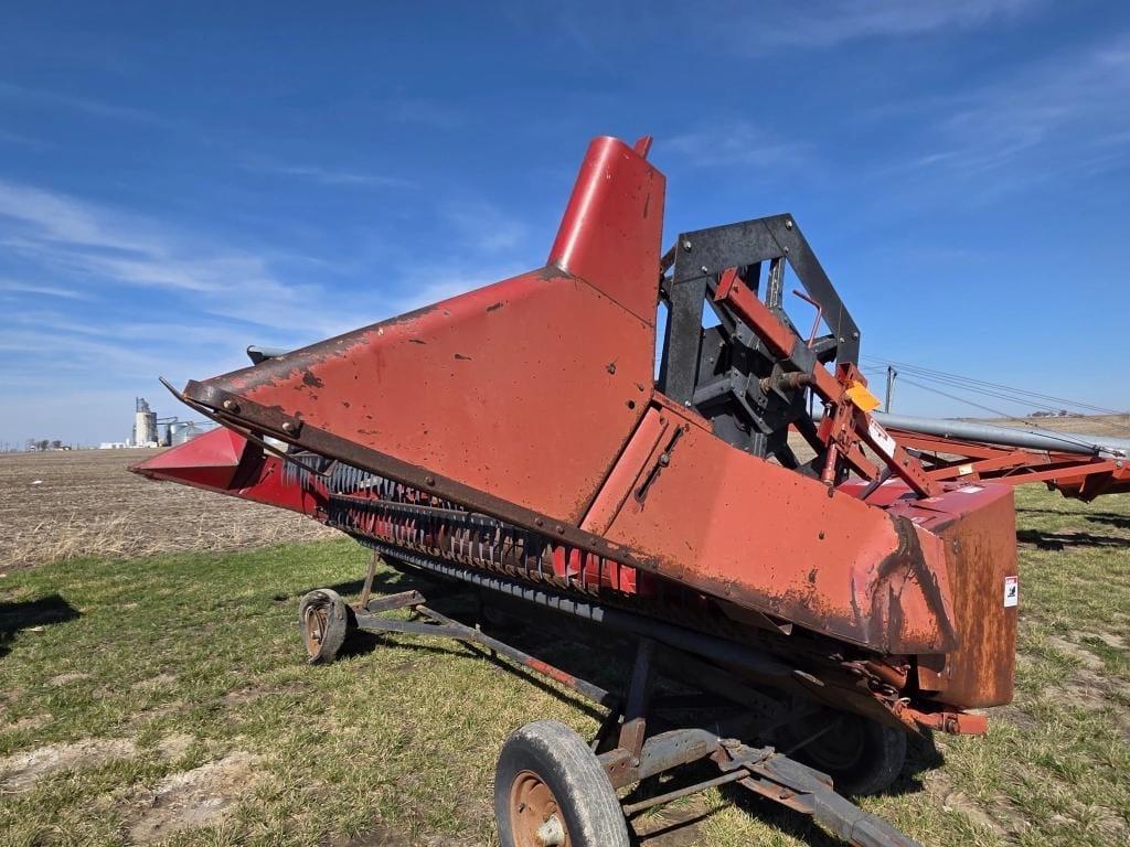 Case IH 820 Equipment Image0