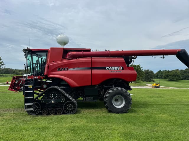 Image of Case IH 8240 equipment image 4