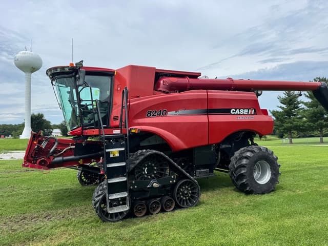 Image of Case IH 8240 equipment image 3