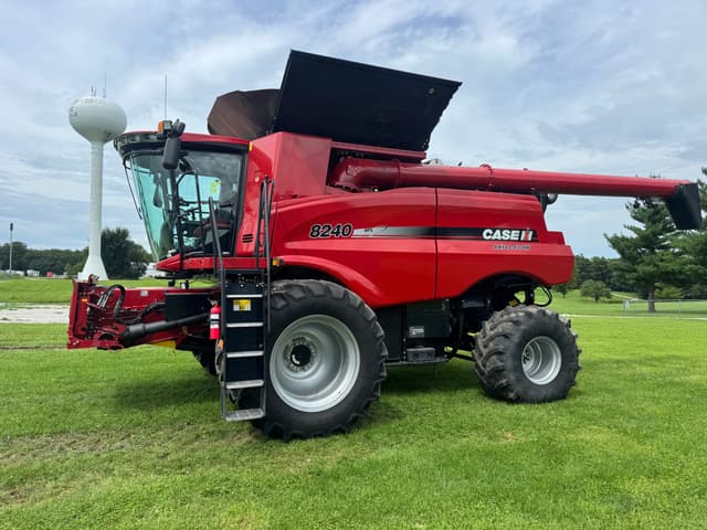 Image of Case IH 8240 equipment image 3