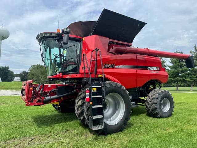 Image of Case IH 8240 equipment image 1