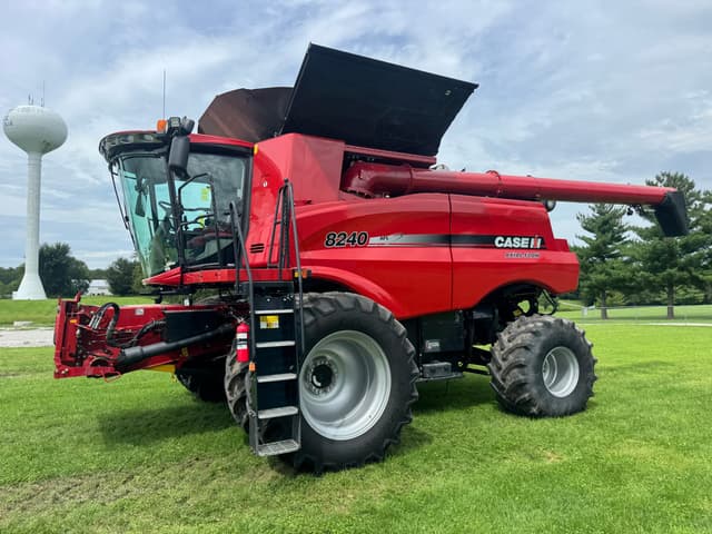 Image of Case IH 8240 equipment image 2