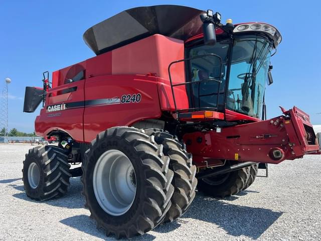 Image of Case IH 8240 equipment image 1